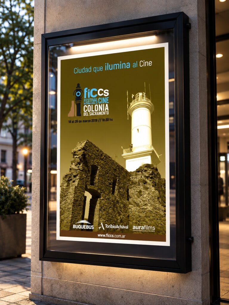 Afiche del FICCS, Festival Internacional de Cine de Colonia del Sacramento, con faro iluminado