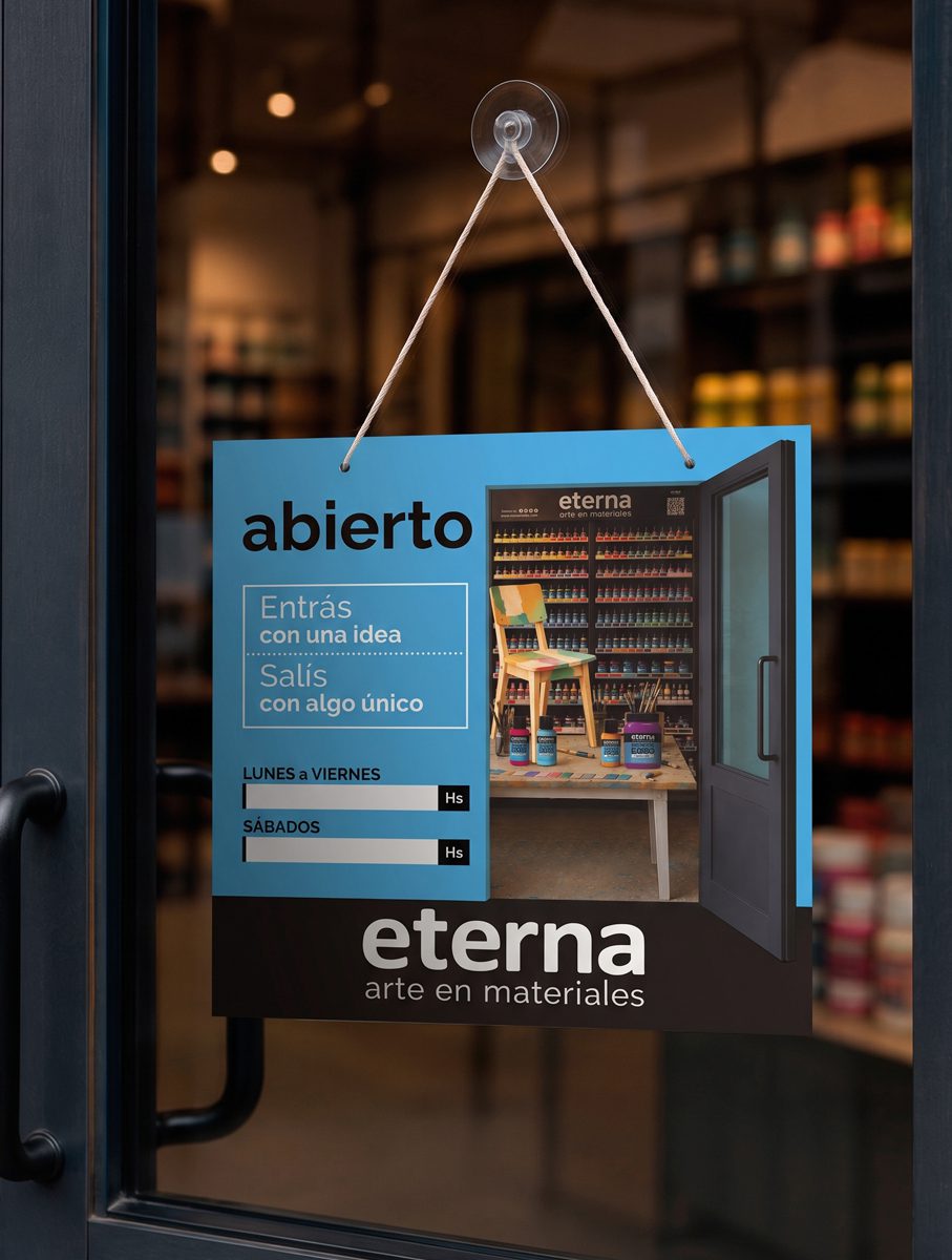 Cartel colgante de abierto para puntos de venta Eterna, con la frase «Entrás con una idea, salís con algo único»