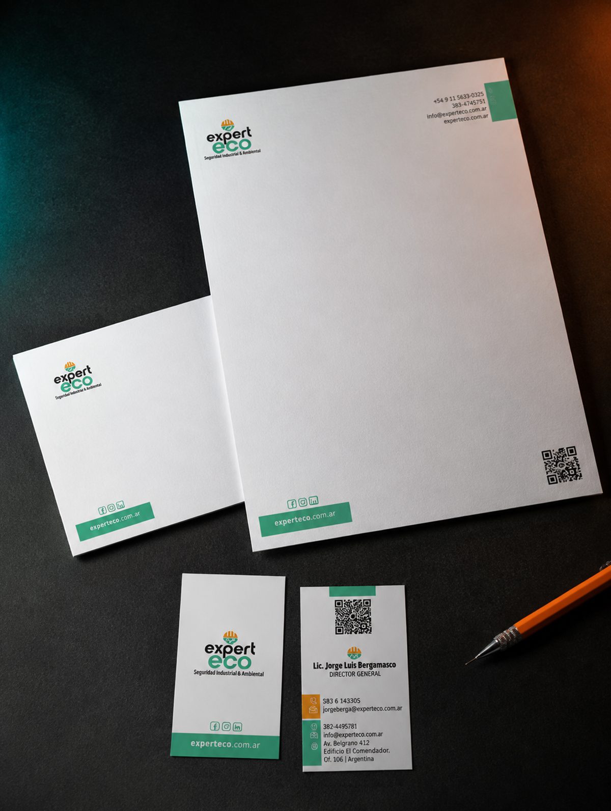Papelería corporativa de Experteco con membretes y tarjetas